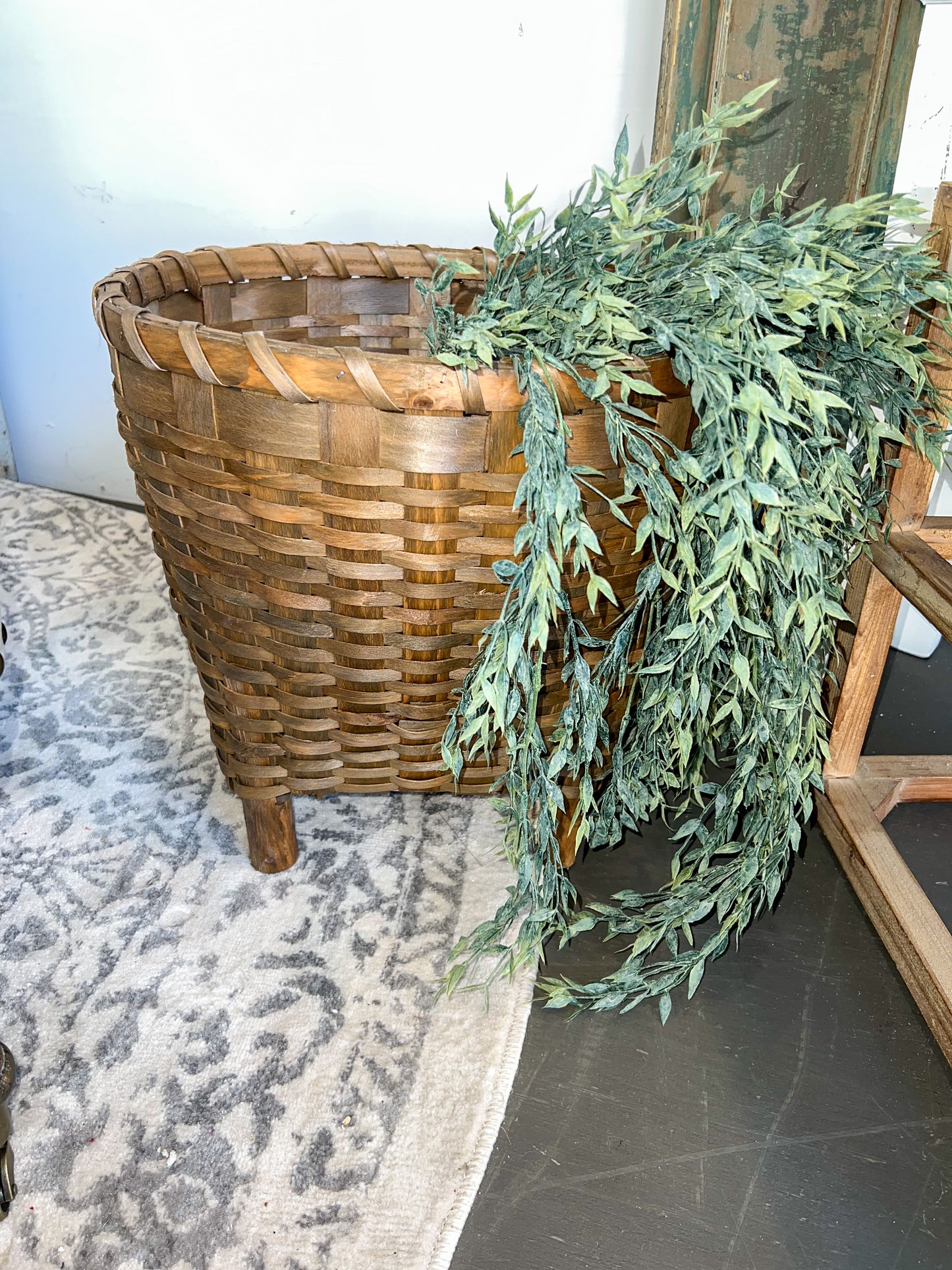 Basket with wooden feet